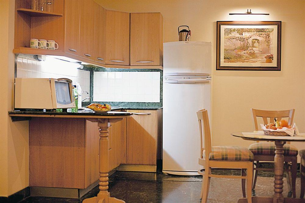 Savoy Suites Noida Exteriör bild