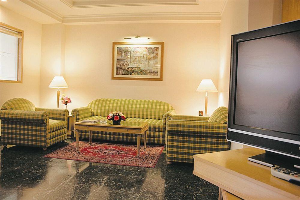 Savoy Suites Noida Exteriör bild