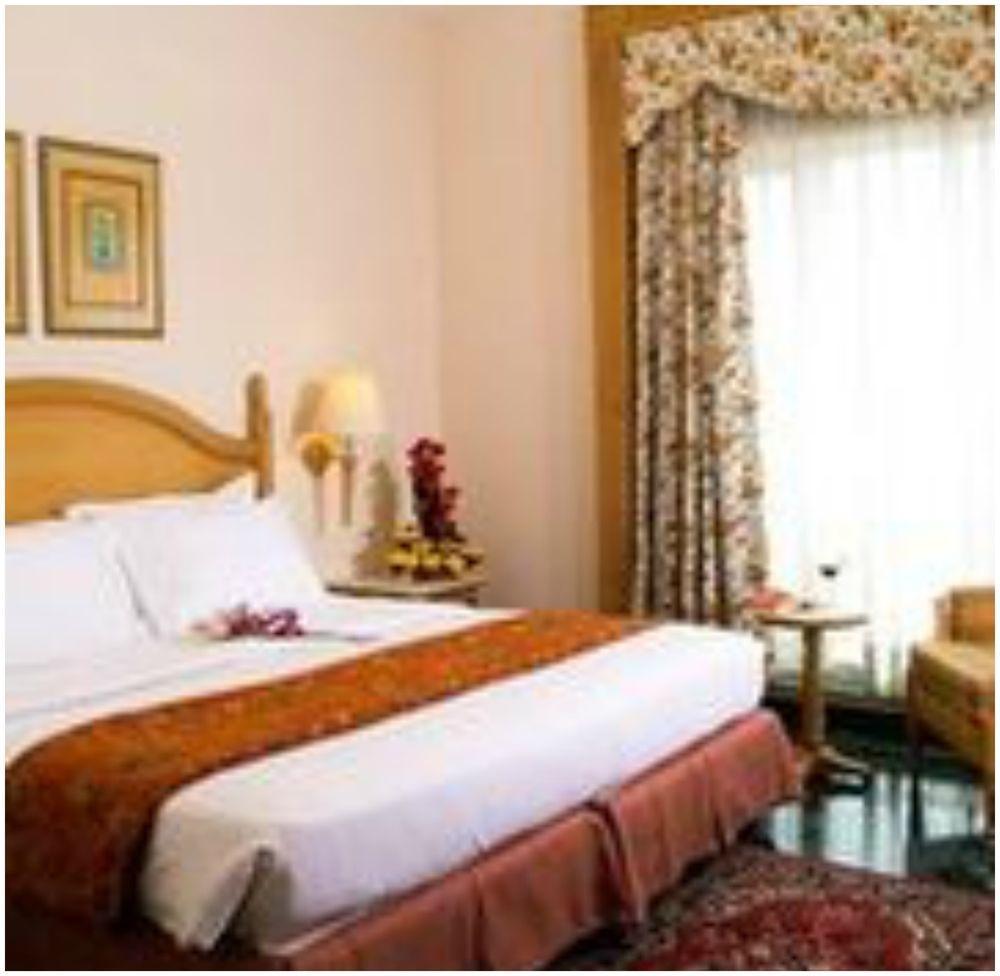 Savoy Suites Noida Exteriör bild